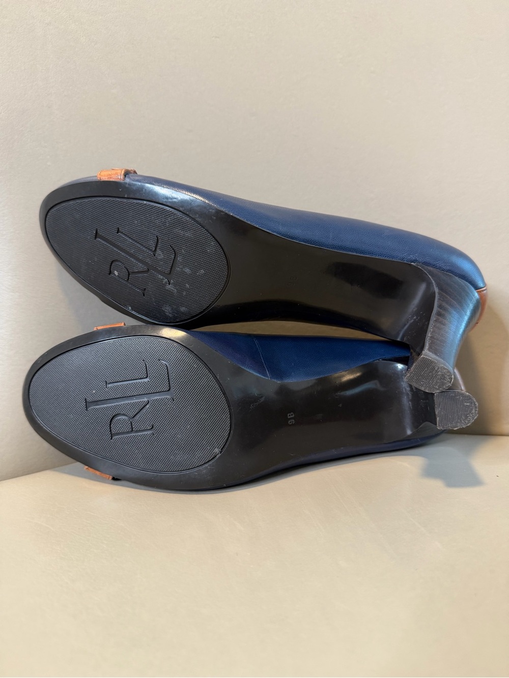 Lauren Ralph Lauren Saffron Navy Leather Round Toe Classic Pump. Size 9. - Picture 11 of 13